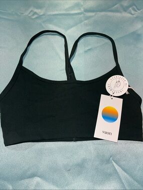 Vuori All The Feels Bra In Evergreen